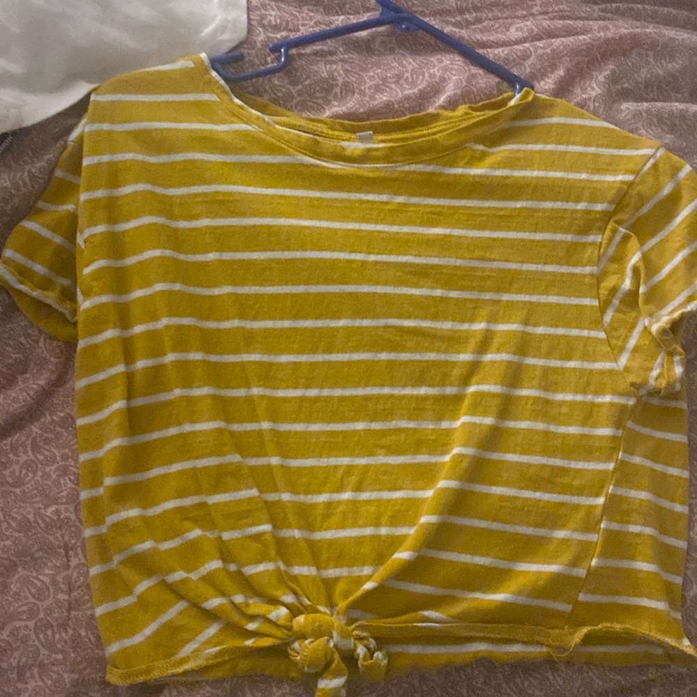 Cropped yellows and white the stripped shirt with tie not in front